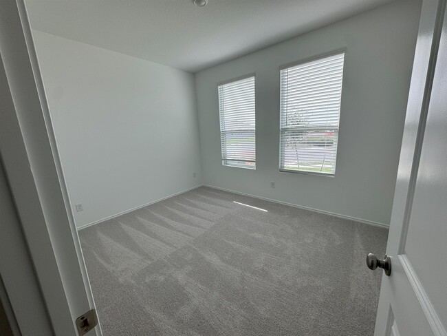 Building Photo - 203 Heritage Grv