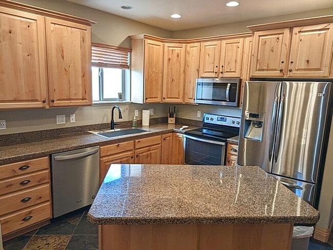 Building Photo - Spacious Fully Furnished Jordanelle Townhome