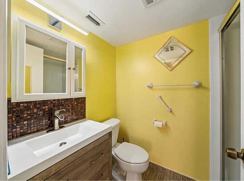 Building Photo - 5428 Larchmont Ct