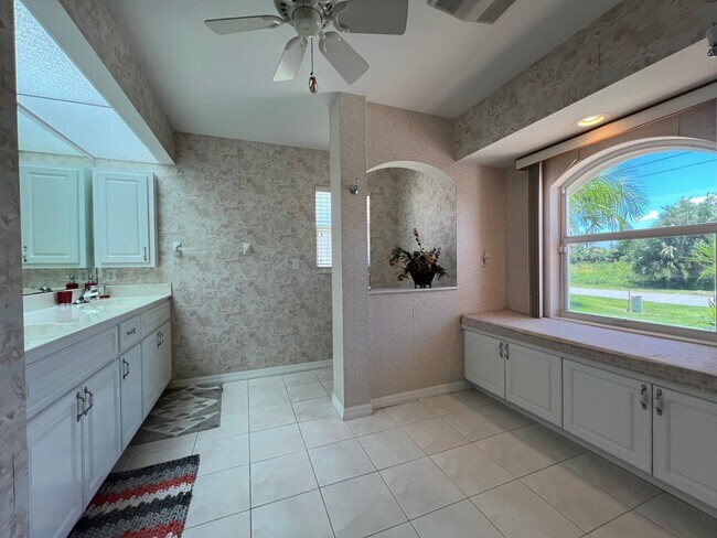 Building Photo - FURNISHED SHORT TERM RENTAL - 3 Bed / 2 Ba...