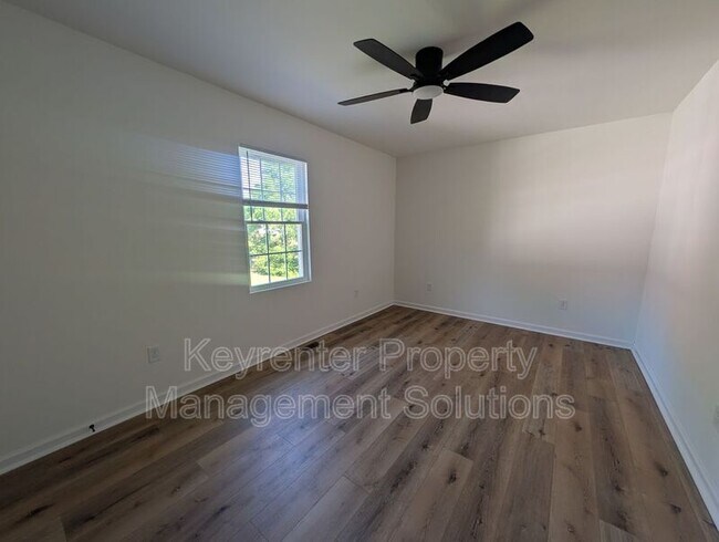 Building Photo - 55 Breezewood Dr