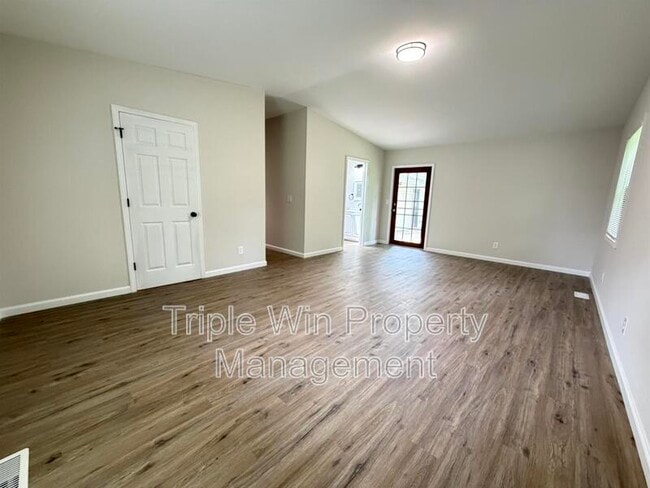 Building Photo - 2245 Lindsay Ln