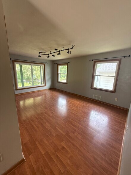 Building Photo - 419 Roland Ave