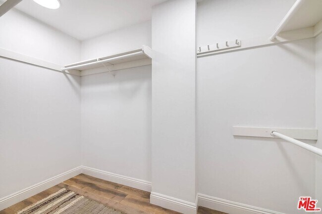 Building Photo - 441 N Oakhurst Dr