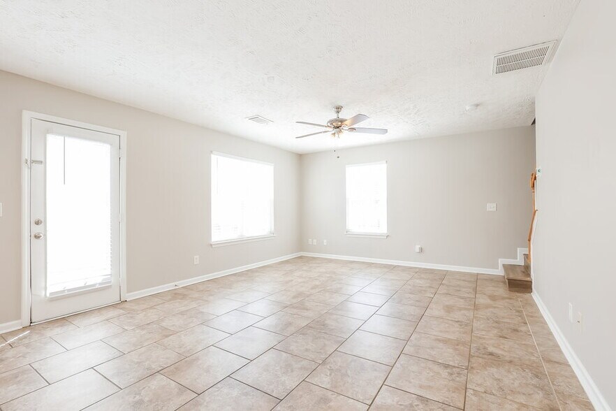 Building Photo - 300 Sarna Dr