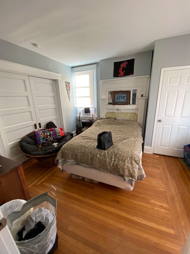 Building Photo - 4 Bedroom House Located Near UC's Campus