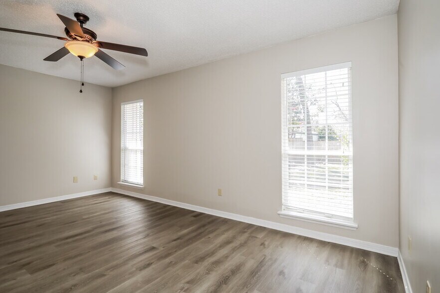 Building Photo - 8022 Loch Lomond Ln