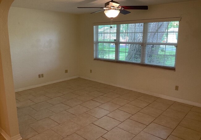 Building Photo - Beautiful Remodeled Home In Floral Park Neighborhood