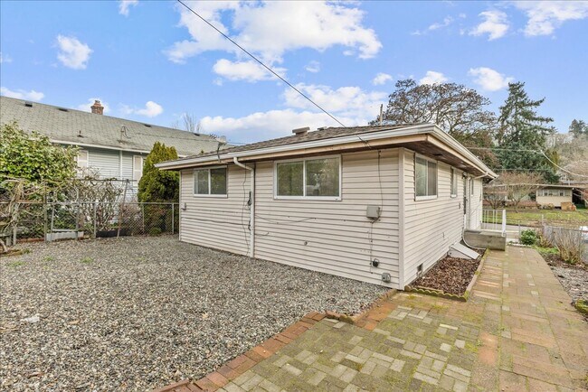 Building Photo - Bright and Updated Beacon Hill Rambler