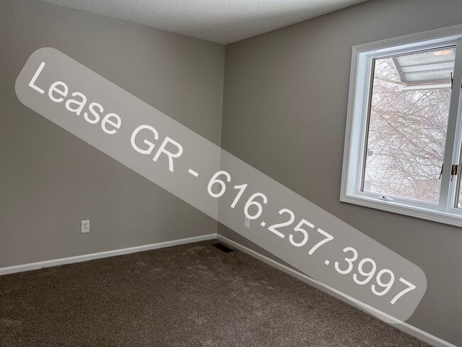 Building Photo - Recently Updated 4 Bedroom Duplex!