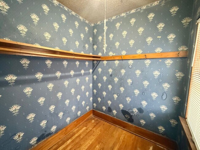 Building Photo - Massive 4 Bedroom, 2 Bath Brick Home