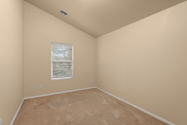 Building Photo - Kelly Creek 3 Bedroom Townhome