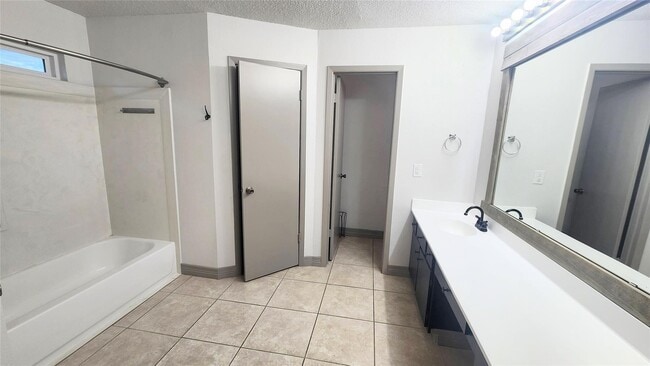 Building Photo - 22422 Deville Dr