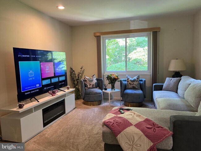 Building Photo - 9547 Fern Hollow Way
