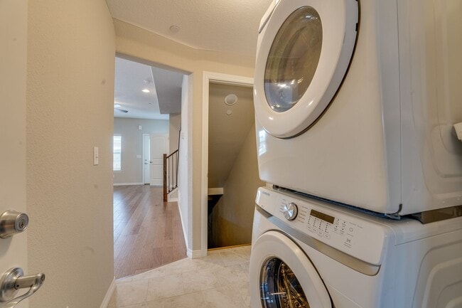 Building Photo - Stunning 3 Bedroom 2 Bathroom townhome in Fort Collins!