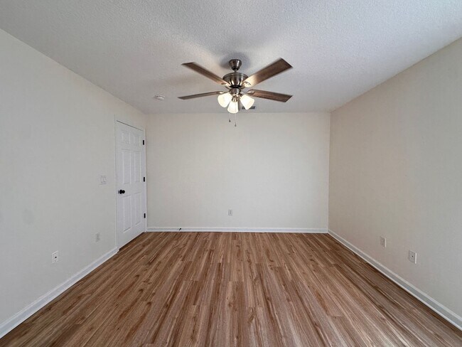 Building Photo - 11 Clementon Ln
