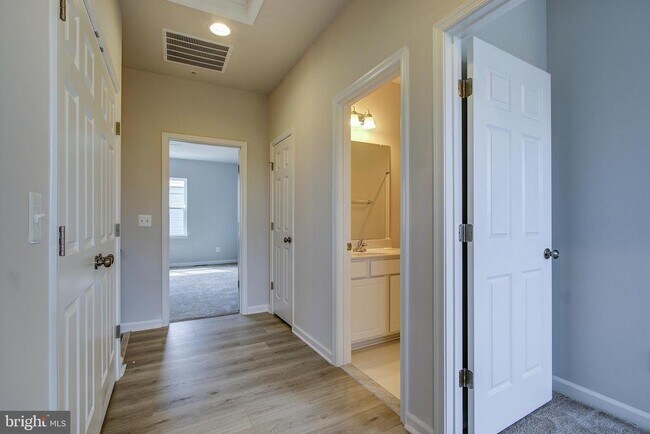 Building Photo - 14217 Travilah Rd