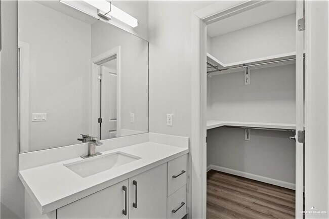 Building Photo - 3500 Vanessa Ln
