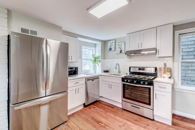 Building Photo - 2 Level Condo with parking, close to metro...