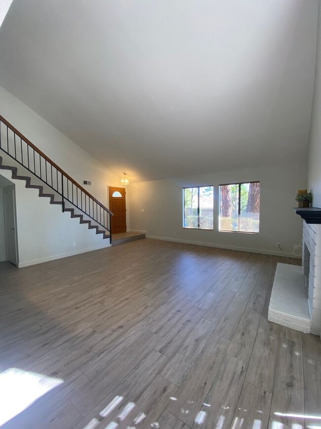 Building Photo - Alta Loma Woods Two Bed with Small Yard an...