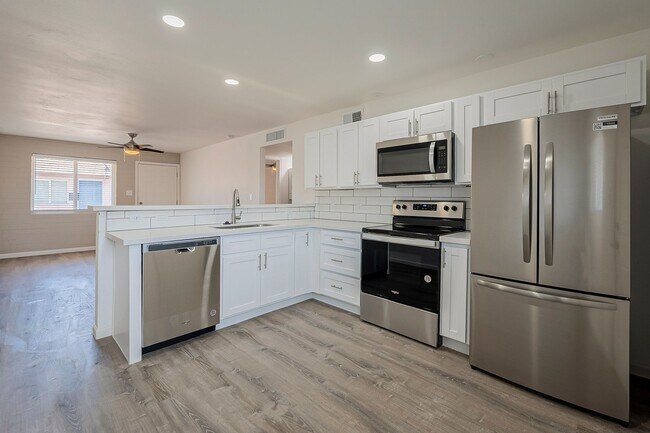 Building Photo - Fully remodeled Casita style apartment hom...