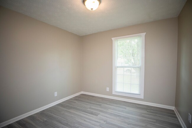 Building Photo - ** 3 bed 1 bath located in Montgomery East...