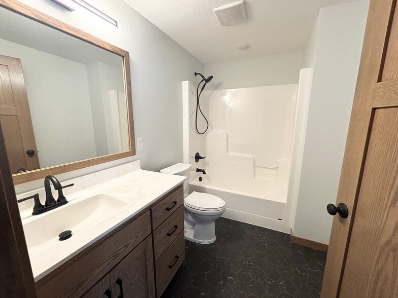 Building Photo - 577 Main St W