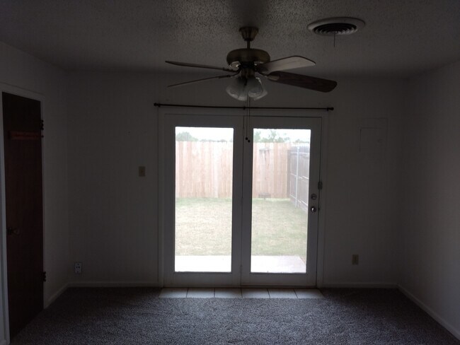 Building Photo - Updated and clean in quiet neighborhood.