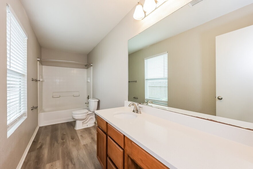 Building Photo - 413 Dakota Ridge Dr
