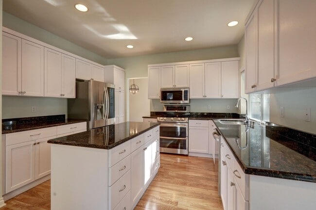 Building Photo - Beautiful 3bd, 2.5ba Home in Klahanie Avai...