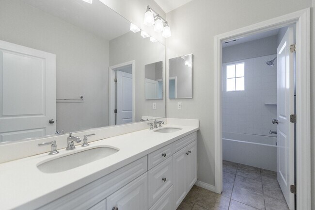 Building Photo - FOR RENT 4BD/3.5 BA/2Garage/Single Family ...