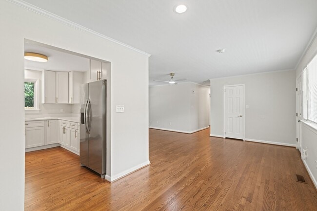 Building Photo - 5 Fairway Ln