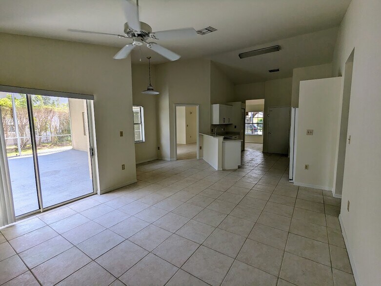 Building Photo - 9961 Boca Ave N