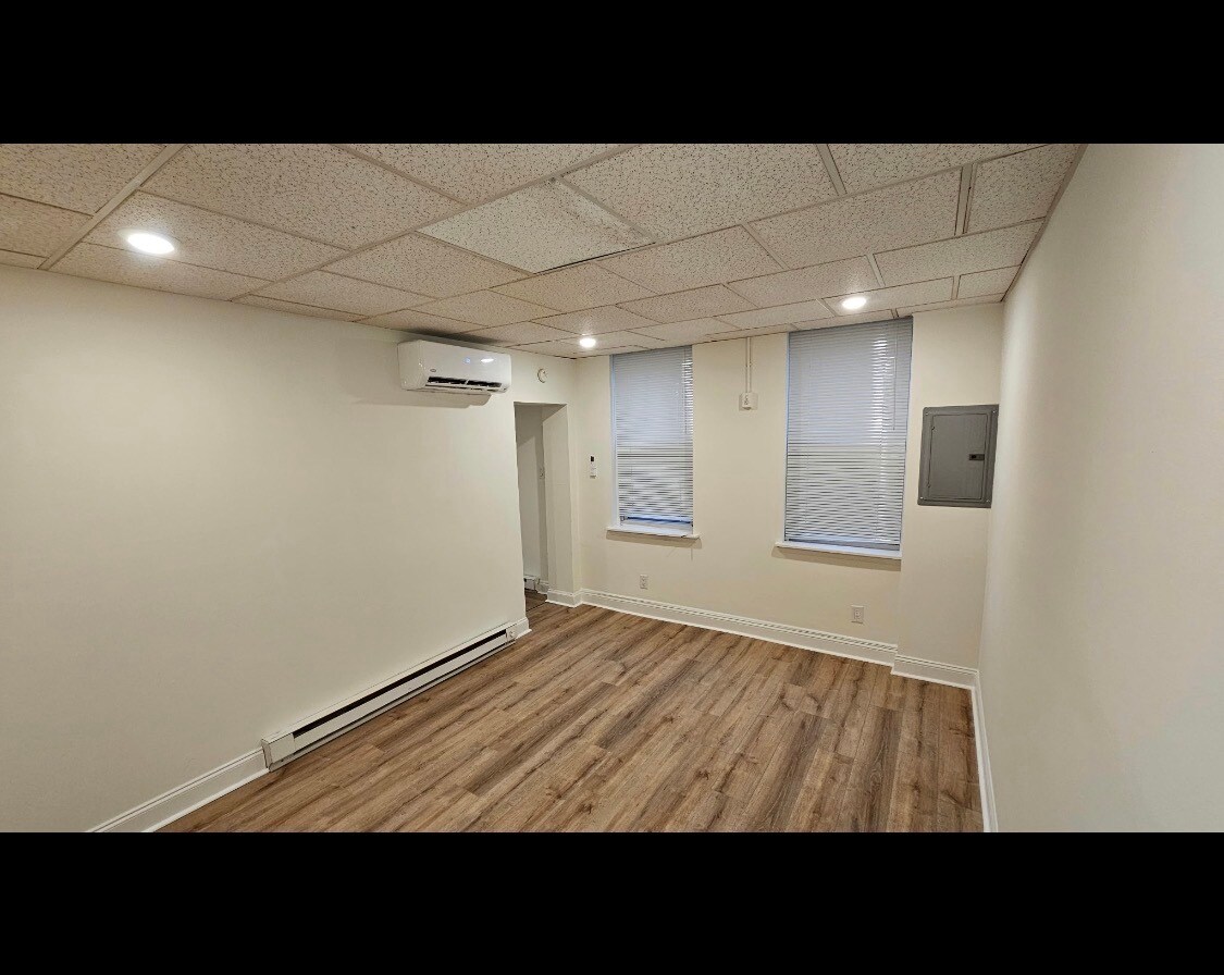 Building Photo - 4670 James St