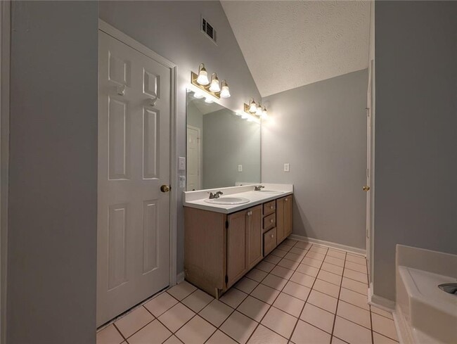 Building Photo - 3004 Dogwood Ln
