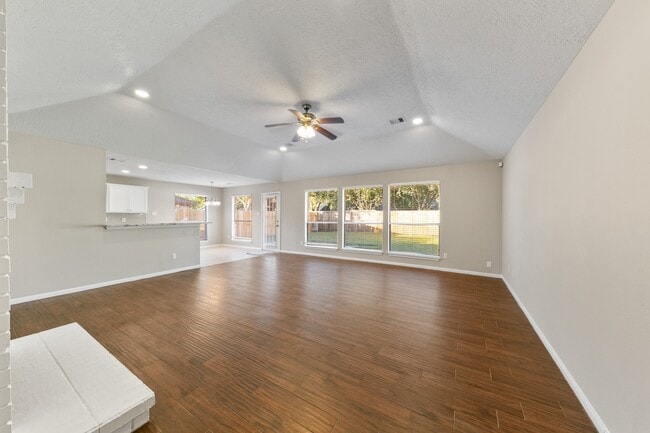 Building Photo - 802 Foxglove Dr