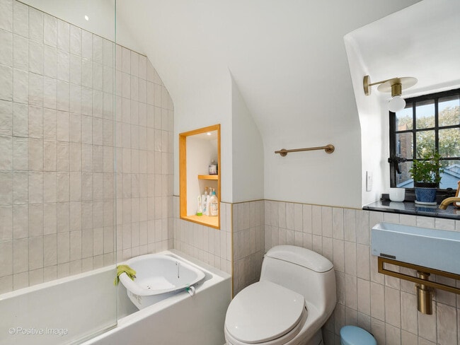 Building Photo - 844 W Altgeld St