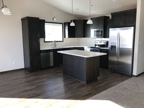 Building Photo - 3 Bed 2 Bath Twin Home