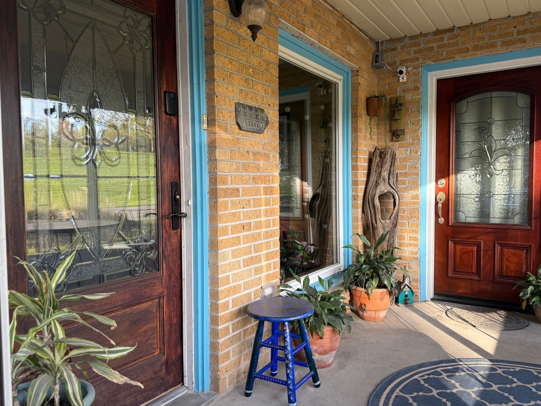 Front porch with two entrances - 3311 River Rd