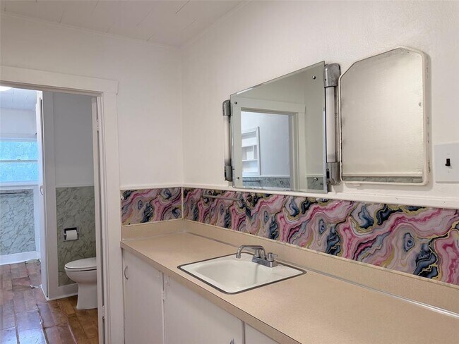 Building Photo - 1604 Main St