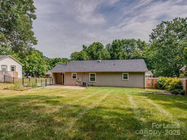 Building Photo - 325 Clearbrook Rd