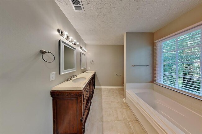 Building Photo - 141 Orchard Dr