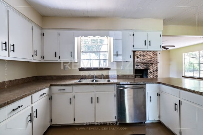 Building Photo - Beautiful Renovated 3 Bedroom/1 Bathroom H...