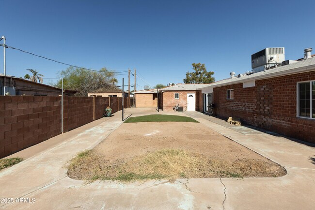 Building Photo - 1330 E Monte Vista Rd