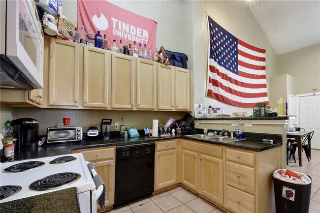 Building Photo - West Campus Condo Under $1000/Bedroom Walk...