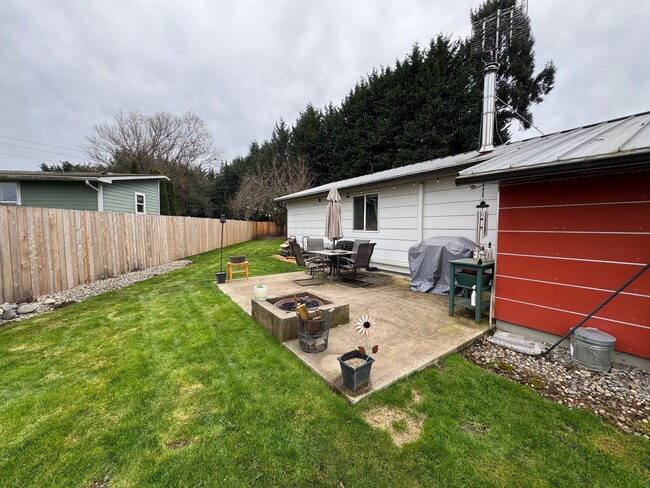 Building Photo - Updated 2 Bedroom/2 Baths Home in Quiet Ne...