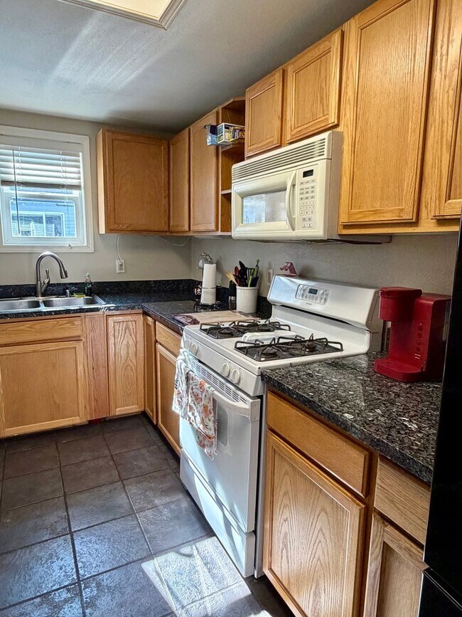 Building Photo - 2 Bedroom Townhouse with Carport