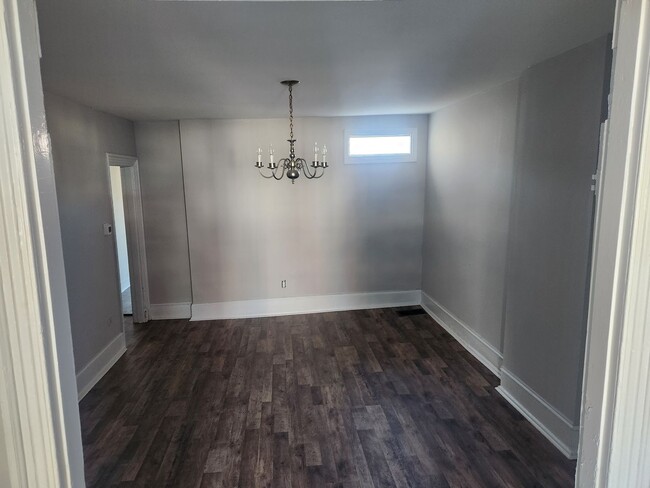 Building Photo - 5 bedroom end unit townhome for rent