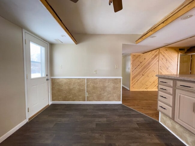 Building Photo - Cozy 2 Bedroom Home! Washer & Dryer Hookups! Large Deck! Spacious Yard!