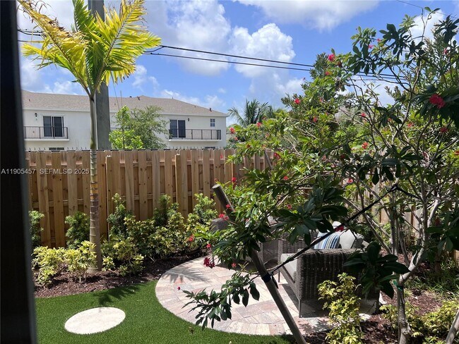 Building Photo - 640 SE 14th St